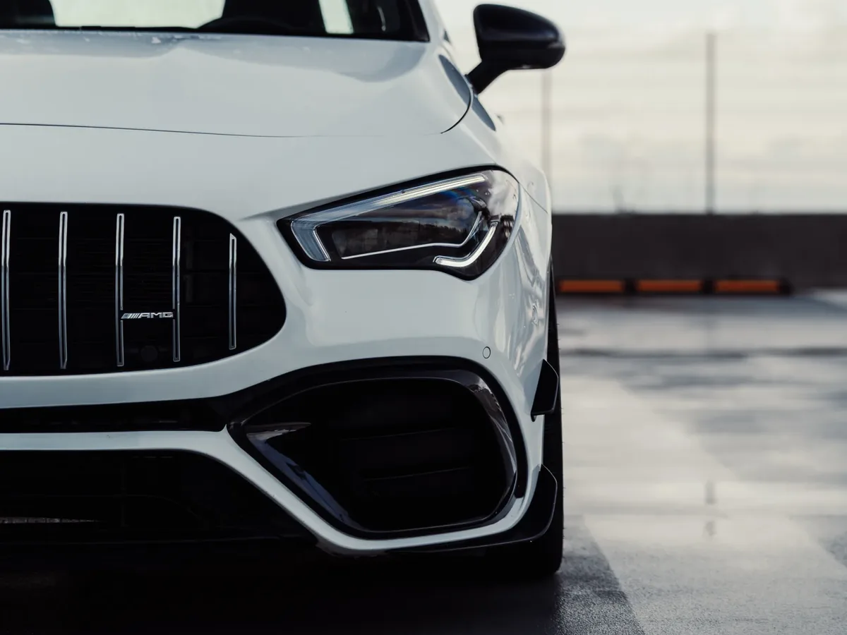 Przód białego Mercedesa-AMG CLA 45 S
