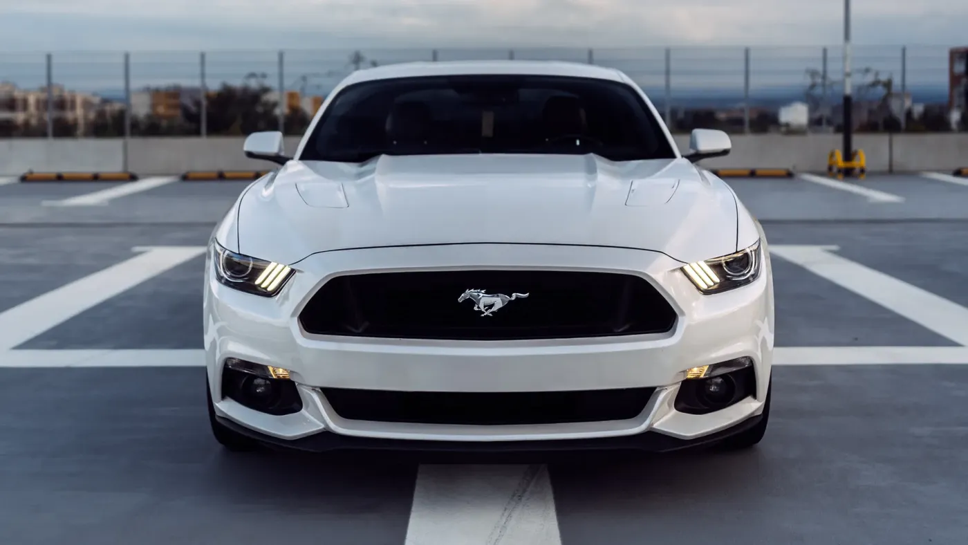 Biały Ford Mustang od przodu