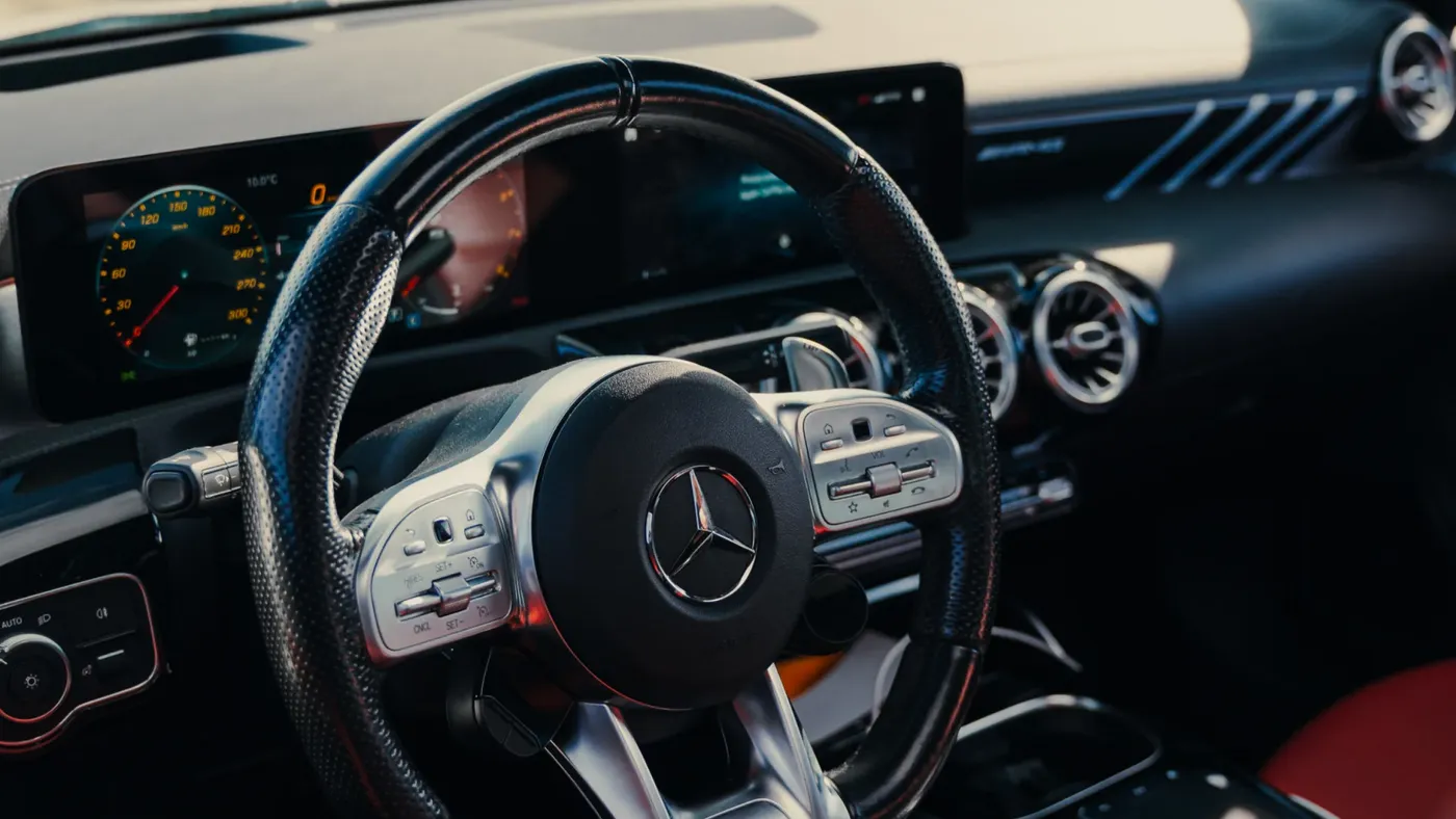Wnętrze Mercedesa-AMG CLA 45 S, kierownica AMG