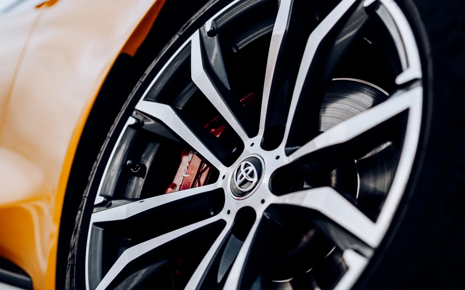 Felga auta sportowego z floty Ferrum Cars