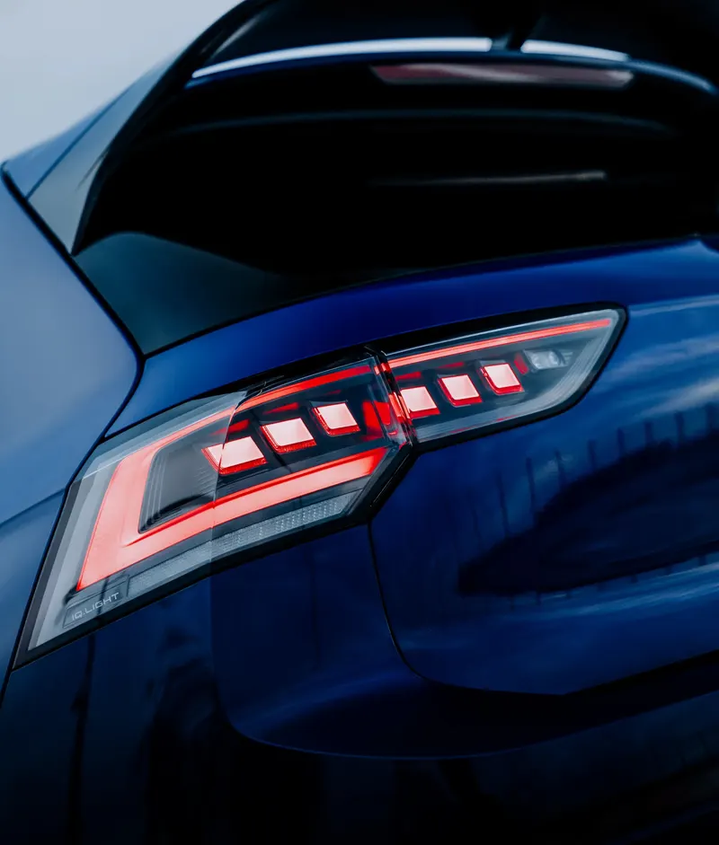 Tylna lampa niebieskiego Volkswagena Golfa R z floty Ferrum Cars