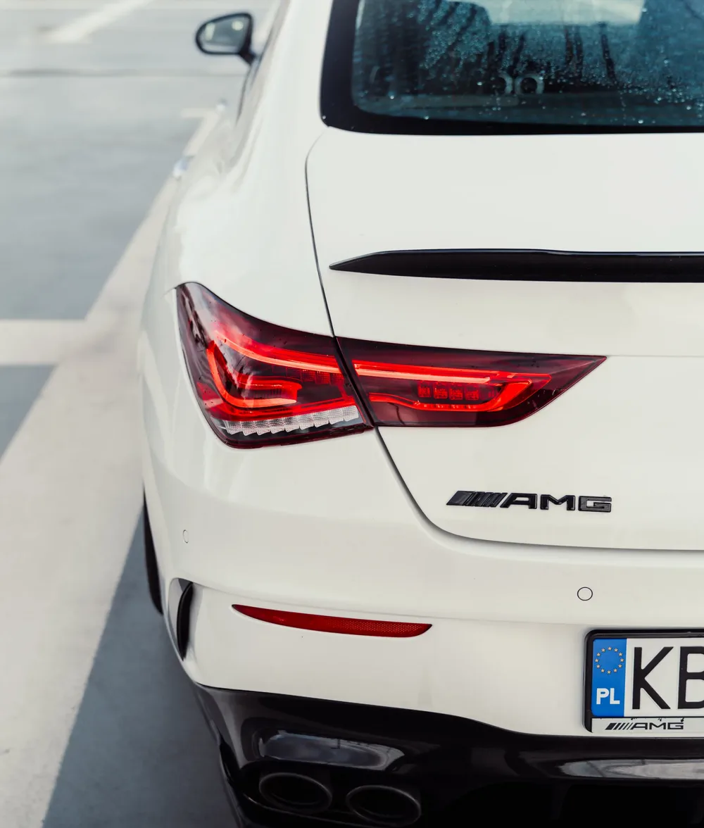 Tył białego Mercedesa-AMG CLA 45 S