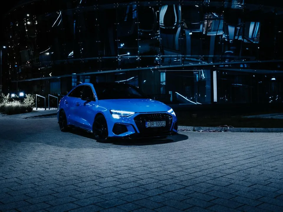 Niebieskie Audi S3 nocą podczas sesji zdjęciowej