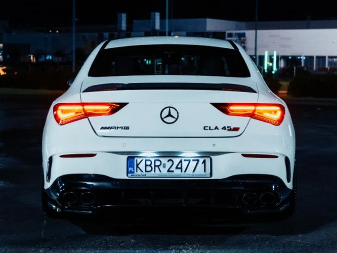 Mercedes-AMG CLA 45 S od tyłu na mokrym asfalcie
