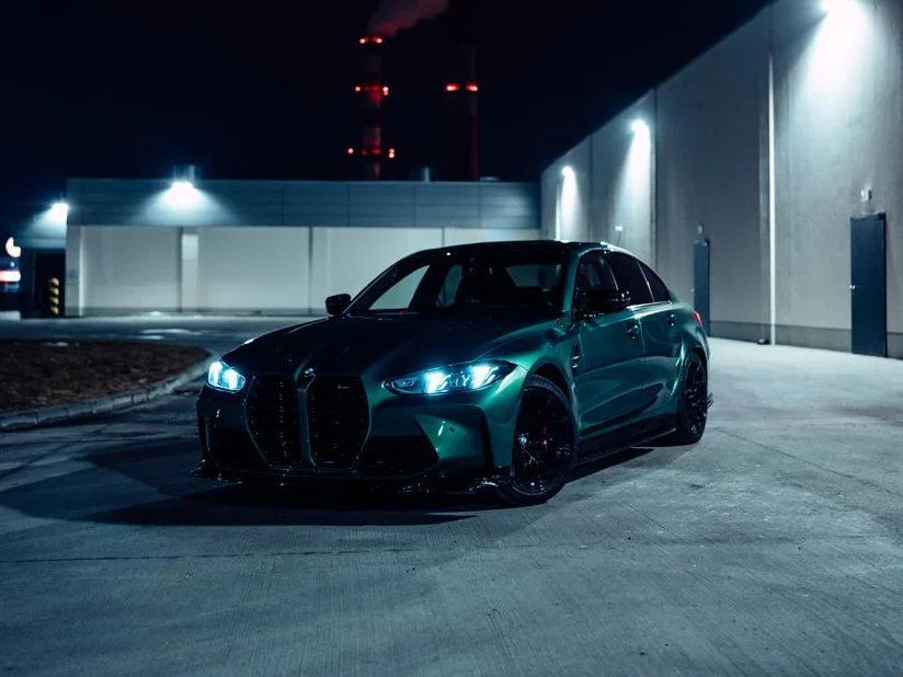 Zielone BMW M3 Competition nocą